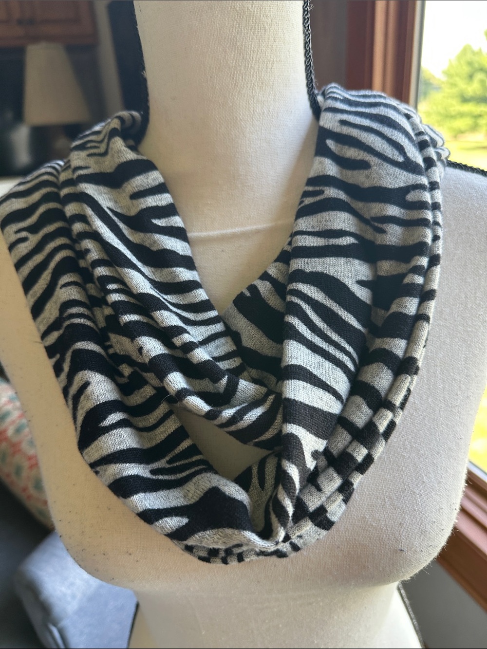 Boutique Black and White Zebra Print Infinity Loop Scarf Lightweight Knit 🦓